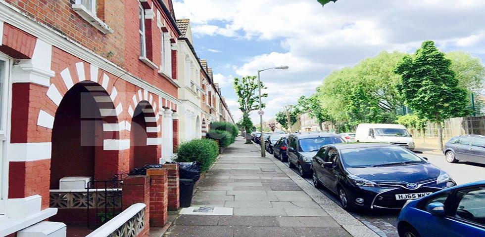 			LET, 3 Bedroom, 1 bath, 1 reception Maisonette			 Welham Road, Furzedown